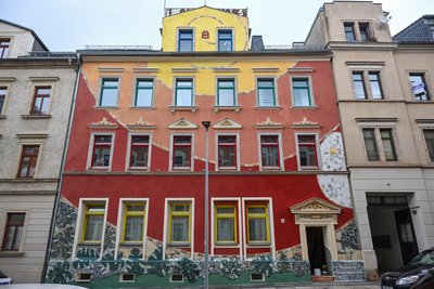 Die farbige Fassade soll einen riesigen Ammoniten darstellen.