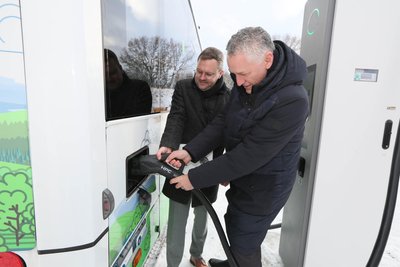 In Werdau fiel am Freitag der Startschuss für den E-Bus-Betrieb: Landrat Carsten Michaelis und RVW-Chef André Jalowy starten symbolisch den Ladevorgang.
