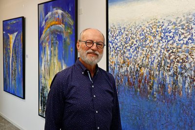 Christian Lang mit neuen Werken in der Villa Richter der Mugler-Stiftung.