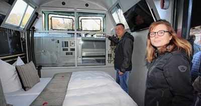 Michael Kretschmar aus Bautzen und Madeleine Wagner aus Reinsdorf durften für das Foto ausnahmsweise ins Lokführerzimmer.