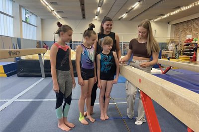 Beim Besuch in ihrem alten Verein im vergangenen Sommer musste Lea Quaas viele Autogramme schreiben. Mit Pauline Lehmann (Mitte) und Mali Frenzel (nicht im Bild) wechseln jetzt zwei junge Talente des ESV Lok Zwickau an die Sportschule nach Chemnitz. Betreut wurden sie in Zwickau bisher ebenso wie damals Lea Quaas von Regionaltrainerin Jana Brauße (hinten).