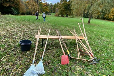 Für das Parkseminar wird allerhand Werkzeug zum Schlosspark gebracht. Diesmal waren rund 35 Helfer vor Ort – so viele wie lange nicht mehr.