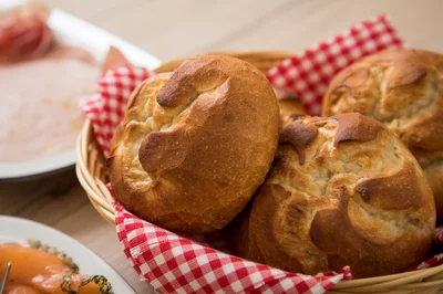 Versteckter Alkohol in Lebensmitteln: Alkohol kann in unerwarteten Produkten wie Aufbackbrötchen enthalten sein.