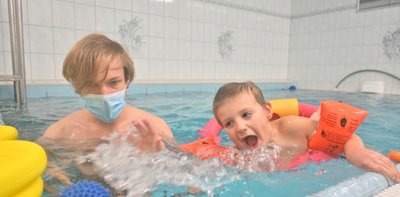Das sieht nach Spaß aus - und den hat Janek Schaller mit Physiotherapeut Tobias Batsdorf auch. Doch die Therapie ist noch viel mehr als das. Sie kann das Voranschreiten von Janiks Krankheit verlangsamen.
