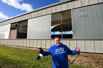 Olaf Leib - Box-Trainer vor der beschädigten Halle