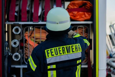 Das Wohnmobil war in einer Fahrzeughalle in Freiberg-Zug in Brand geraten.