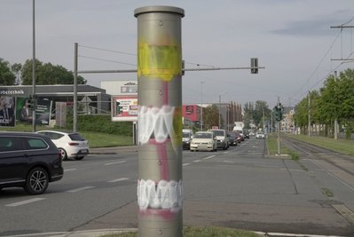 Mit gelber und weißer Farbe wurde der Blitzer beschmiert.
