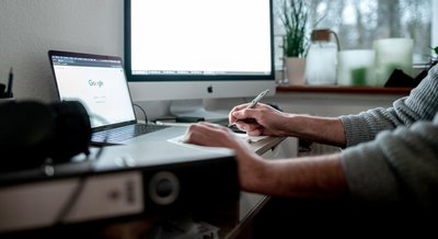 Beschäftigte des Landratsamtes sollen ab Oktober verstärkt im Homeoffice arbeiten, was Energie im Büro spart. 