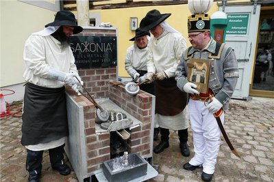 Saigern wie vor 400 Jahren: Uwe Dewes, Gerd Langer, Frank Kleemann und René Maier (von links) zeigten den Besuchern am Samstag in Olbernhau, wie die Arbeit der Hüttenleute von früher aussah. 