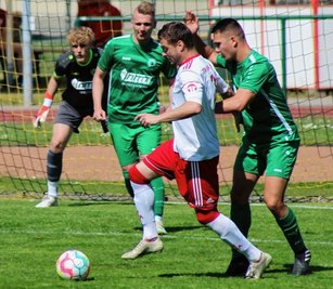 Kein Durchkommen für den Flöhaer Spielmacher Kai Eckardt (mit Ball) - der sich hier gleich gegen vier Gröditzer beweisen muss. 