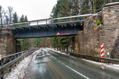 Die Eisenbahnbrücke bei Pockau-Lengefeld ist aufgrund eines Unfalls einsturzgefährdet.