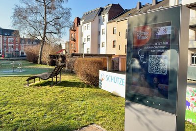 Sie ist bereits umgerüstet: Die Infostele an der Breitscheidstraße in Auerbach zeigt wieder Informationen an.