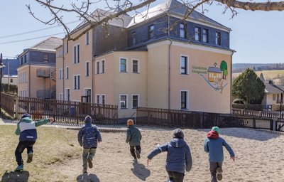 An der Grundschule in Königswalde soll auch das Außengelände neu gestaltet werden. 