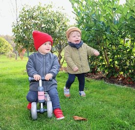 Rudi (rechts) gemeinsam mit Zwillingsschwester Frieda im Garten am kleinen Haus in Reinsdorf. 