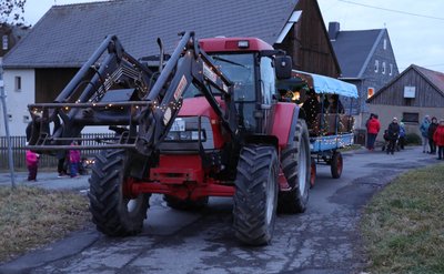 An jeder Kreuzung des Bauernweges legte der Traktor mit Kremser eine Pause ein. 