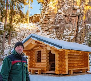 Claus Mittag an der Schutzhütte an den Teufelssteinen bei Johanngeorgenstadt, die der Sachsenforst in diesem Jahr errichtet hat. 