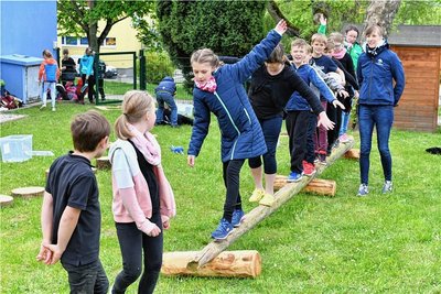 Zum Kita-Spielplatz in Naundorf, Gemeinde Bobritzsch-Hilbersdorf, gehören Balancierbalken. 