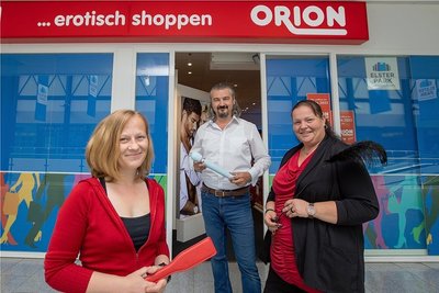 Sie sind startklar für die Eröffnung des neuen Sex-Shops im Elster-Park:Filialleiterin Linda Gering (links), Gebietsleiter Sasa Grozdic und Franchisenehmerin Stephanie Weidner-Rutsch. 