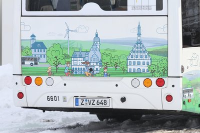 Die Busse sind mit grafischen Elementen versehen, sollen „rollende Botschafter“ des Landkreises sein.