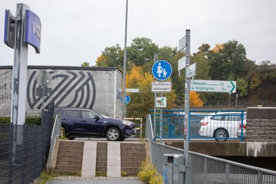 Hier komm niemand problemlos hoch oder runter: die Treppe an der Stresemannbrücke ist steil.