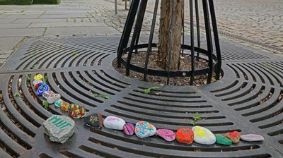 Die bunten Steinschlangen als farbenfrohes Zeichen für Hoffnung und Zusammenhalt in der Coronakrise sind nun auch in Zwickau angekommen. Hier entsteht eine Schlange um das Bäumchen vor der Integrationsberatungsstelle an der Hauptstraße 56.