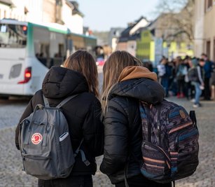Auf die Eltern von Schülerinnen und Schülern, die mit dem Bus zur Schule gefahren werden, kommen höhere Ticketpreise zu. Die Entscheidung dazu wird am Freitag in der Verbandsversammlung des VMS erwartet. 