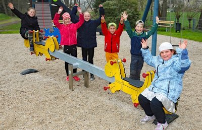 Die ortsansässige Kita "Brummkreisel" testet den erneuerten Spielplatz am Parkteichgelände in Crimmitschau.