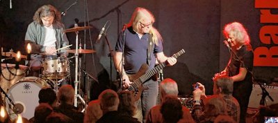 Finden nach fast 50 Jahren noch immer ein begeistertes Publikum: Die Musiker von Engerling gastierten am Samstag in St. Barbara in Lichtentanne. 