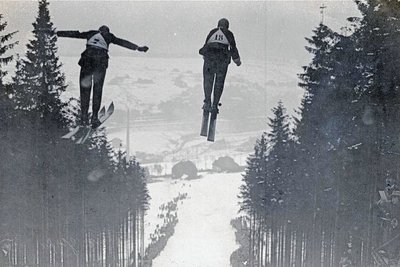 Am 25. Februar 1923 fand die Eröffnung der Willi-Schanze in Bärenstein statt. Dabei wurde auch das Spektakel eines Doppelsprungs geboten. Tausende Besucher säumten die Anlage. 