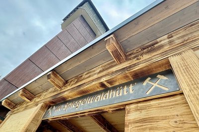 An Feiertagen, bei Festen, Konzerten und zu anderen besonderen Anlässen bereichert „de Spiegelwaldhütt“ das Imbissangebot am König-Albert-Turm.