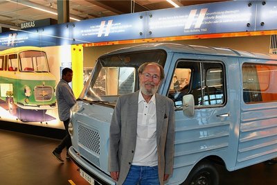 Jürgen Rehm, der Vorsitzende des Fördervereins Fahrzeugmuseum, steht vor dem Prototyp des Barkas 1100. Wie viele andere Framo- und Barkas-Modelle ist das Fahrzeug im Museum Zeit-Werk-Stadt zu sehen. 
