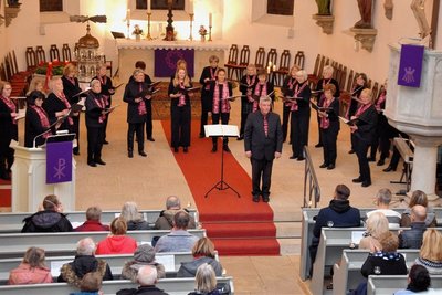 Der Frauenchor Reichenbach bei seinem Weihnachtskonzert in der Neumarker Kirche. 
