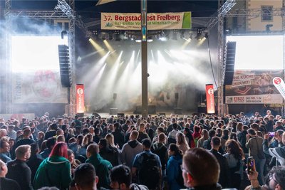 Das Programm auf der Obermarkt-Bühne zum Bergstadtfest in Freiberg lockt viele Gäste an.