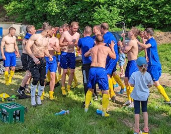 Da wird gefeiert: Die Fußballer des SV Blau-Gelb Mülsen sind in der Kreisoberliga nicht mehr von Platz 1 zu verdrängen. 