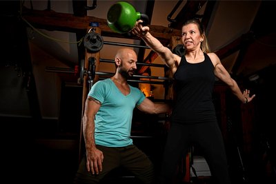 Kettlebell-Kniebeugen mit Swing bringen die Muskeln in Oberschenkeln, Po, Becken, Rücken und Schultern in Form. Das kugelförmige Gewicht gibt es in unterschiedlichen Größen.