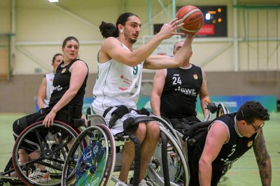 Max Chagger (am Ball) steuerte in Berlin fast die Hälfte der Punkte für RB Zwickau bei. Das Foto zeigt ihn bei einem Heimspiel der laufenden Saison.