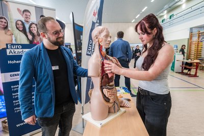 Danny Kirste von der Euro Academy (v.l.) und Frida aus der 8. Klasse.