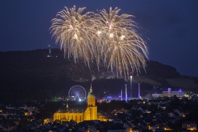 Feuerfontänen erleuchten den Nachthimmel über Annaberg-Buchholz.