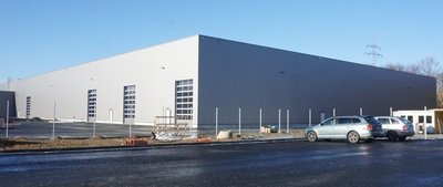 Die Arbeiten an der neuen Halle des Autozulieferers Ideal werden in Kürze beendet. 
