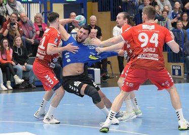 EHV Aue gegen HSG Nordhorn-Lingen - Julian Jerebie am Ball.