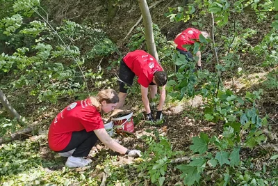 In einem Biotop in Niederschöna bei Freiberg sammelte die Gruppe drei Kubikmeter Müll.