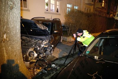 Die Unfallfahrerin rammte unter anderem einen Baum. Die Frau und ihr Beifahrer wurden verletzt.