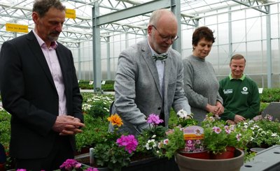 Symbolischer Akt: Drebachs Bürgermeister Jens Haustein, Falk Hohmann vom Landesamt für Umwelt, Ute Franke vom Gartenbauverband und Jan Gärtner (v. l.) setzen die ersten Pflanzen der neuen Saison ein. 