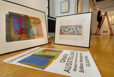 In der Galerie "Art Gluchowe" wurde 2006 die 30 Jahre zuvor von Ernst Kreitlow mit initiierte Gerhard-Altenbourg-Ausstellung gewürdigt. Vorn das Ausstellungsplakat von 1976, dahinter zwei Exponate der Schau.