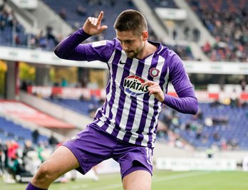 Hat nun Grund zum Feiern: Dimitrij Nazarov vom FC Erzgebirge Aue.