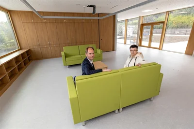 Sitzprobe in einer der Lounges für den Ärztlichen Direktor Prof. Dr. Carl Christoph Schultz und Verwaltungsdirektorin Carola Neumann. Im November ziehen dort Patienten ein.