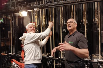 An den Zügen: Tobias Eschenbach (l.) und Peter Wagner im „Fitnessstudio“ des Theaters.