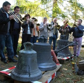
              <p class="artikelinhalt">Ein Ständchen für drei "Heimkehrer": Die drei Glocken, von denen die größte repariert wurde, kehrten jetzt zur Arnsfelder Kirche zurück.</p>
            