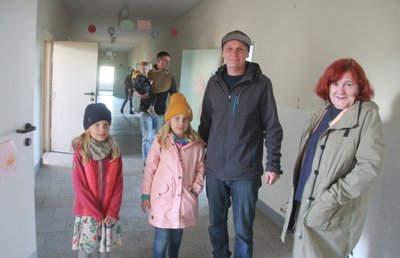 Viele Besucher, darunter auch zahlreiche ehemalige Schüler und Lehrer, pilgerten am späten Samstagnachmittag durch das Coschützer Schulgebäude. Die Schule wurde vor 15 Jahren geschlossen. 