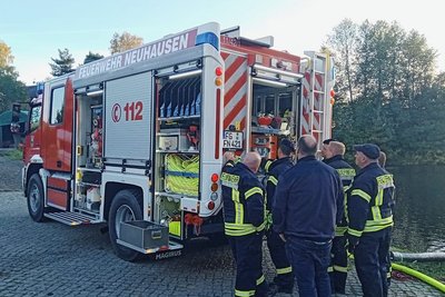 Aus Baden-Württemberg ins Erzgebirge: Mitglieder der Neuhausener Feuerwehr freuen sich über ein modernen Löschfahrzeug. 